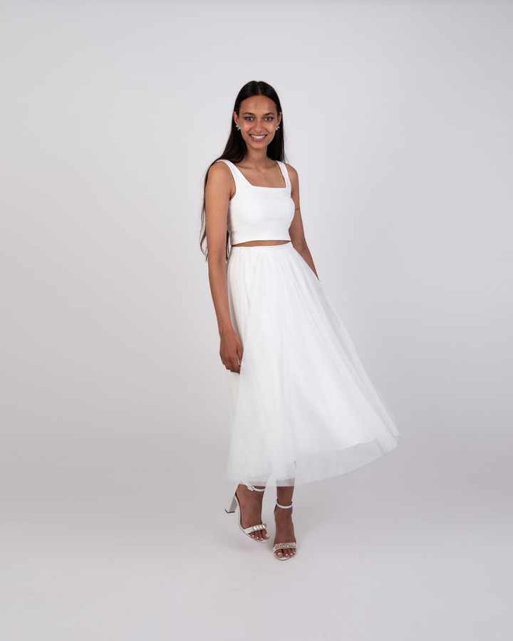 Brautkleid-Standesamt-modern-Crop-Top-schmale-Traeger-Tuellrock-wadenlang-1.jpg