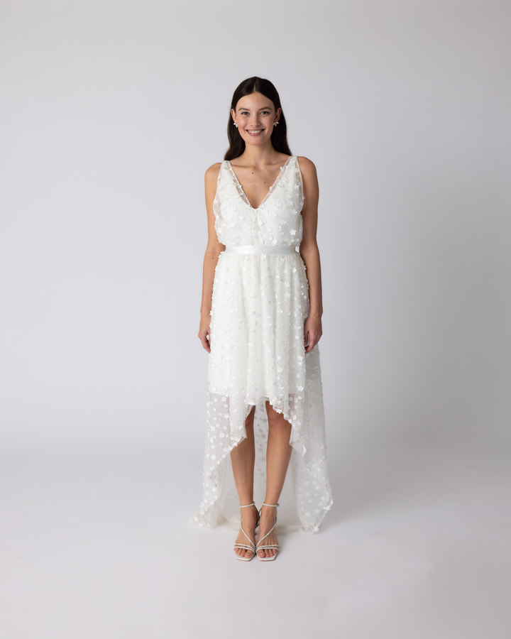 Brautkleid-modern-aus-Tuell-mit-3D-Bluetenapplikationen-und-V-Ausschnitt-1.jpg