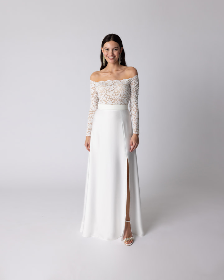 Brautkleid-Winterhochzeit-langarm-Spitzenbody-schulterfrei-mit-bodenlangem-Brautrock-aus-Satin-mit-Schlitz-1.jpg