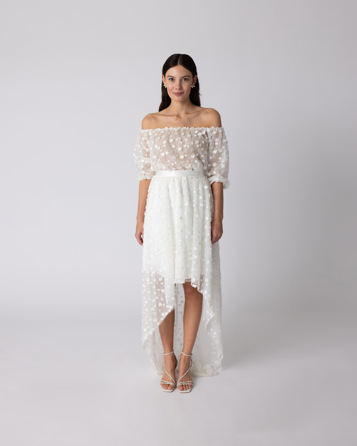 Kurzes-Brautkleid-asymmetrisch-aus-Tuell-mit-3d-Bluetenapplikationen-Couture-schulterfreies-Brautoberteil-mit-kurzen-Aermeln-1.jpg