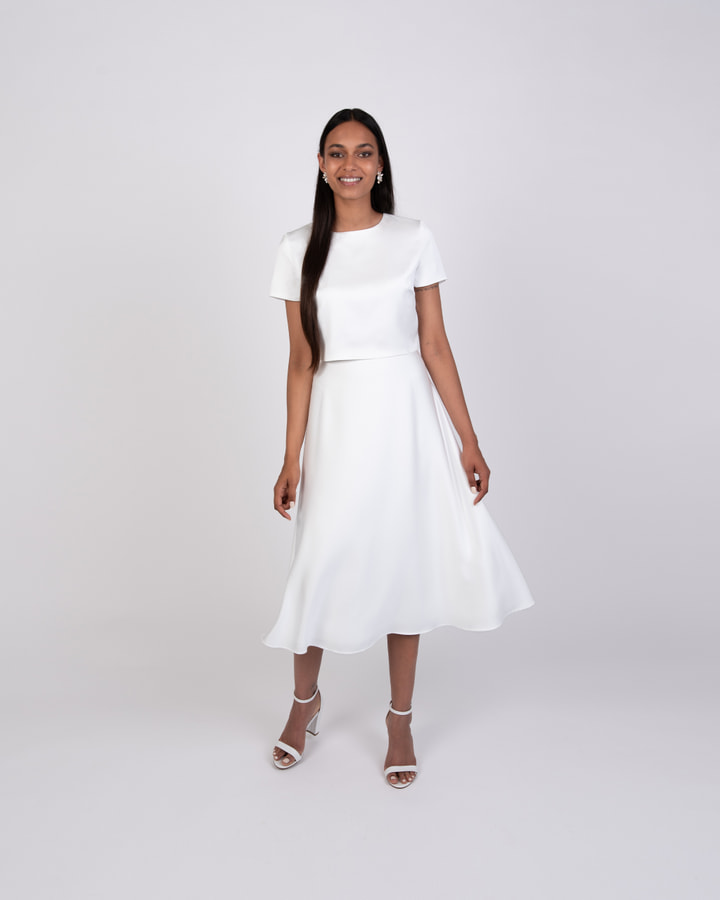 Schlichtes-Brautkleid-Standesamt-Brautoberteil-Satin-kurzarm-Satinrock-wadenlang-1.jpg