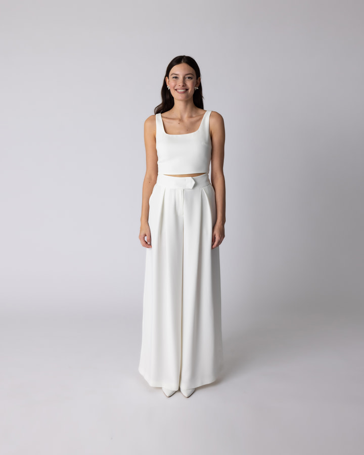 Braut-Jumpsuit-modern-clean-mit-Brauthose-weites-Bein-Marlene-Hose-und-kurzes-Brauttop-1.jpg