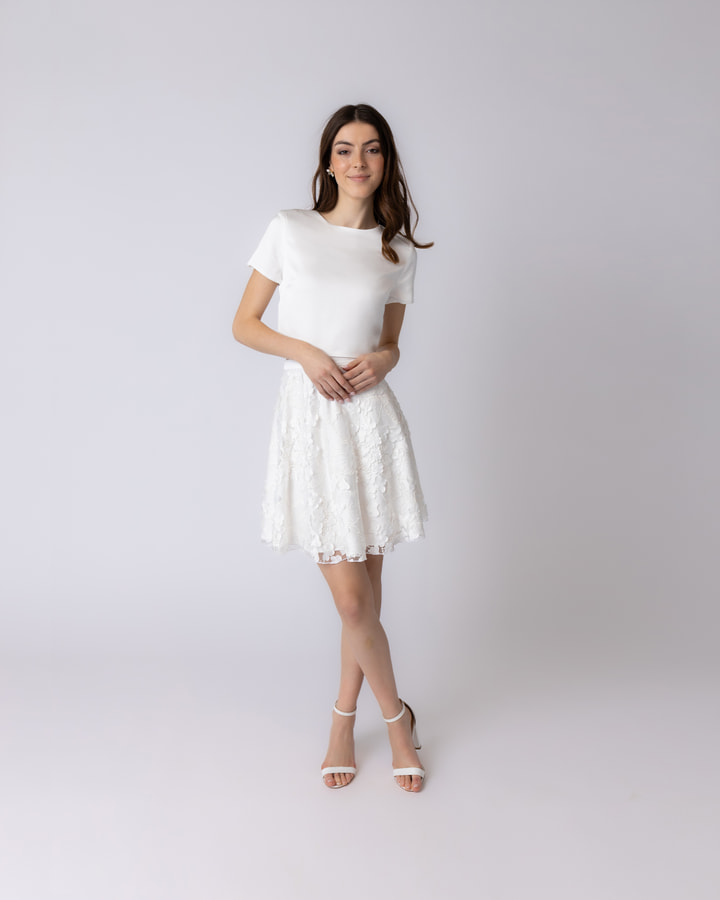 Kurzes-Brautkleid-Standesamt-Minirock-aus-Tuell-3D-Blueten-Crop-Top-kurzarm-schlicht-1.jpg