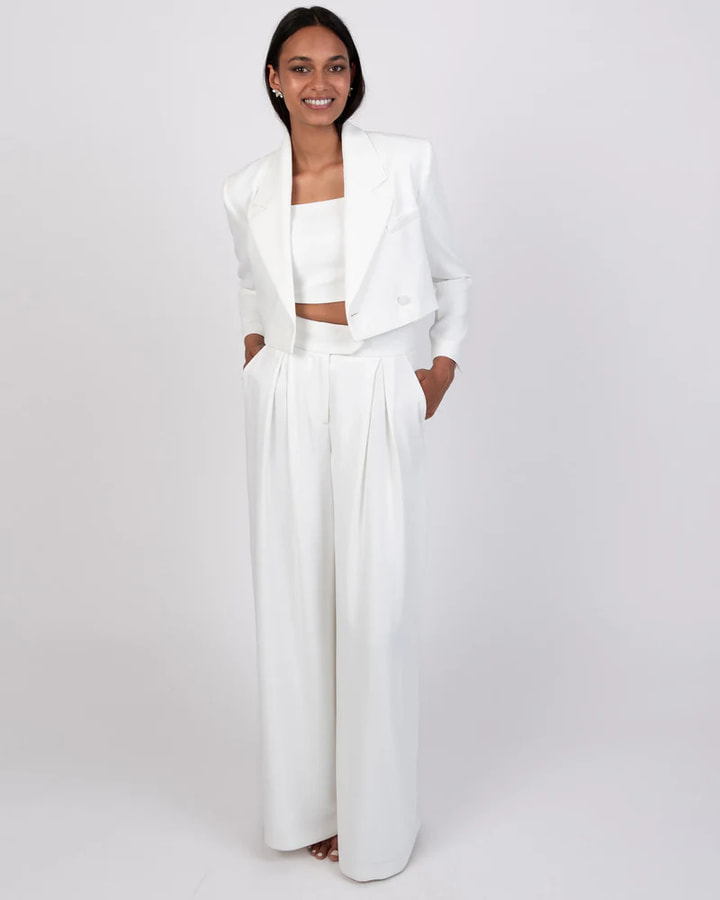 Schlichtes-Brautkleid-Standesamt-Brautoberteil-Satin-kurzarm-Satinrock-wadenlang-1.jpg