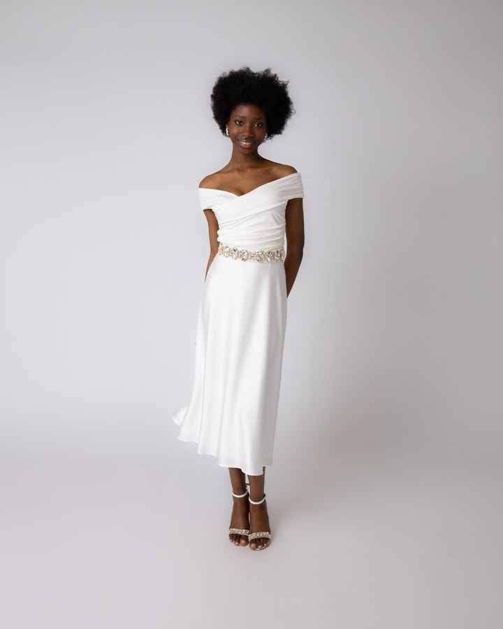 Brautkleid-Standesamt-schlicht-Satinrock-wadenlang-schulterfreies-Brautoberteil-1.jpg
