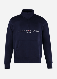 Tommy Hilfiger Sweatshirt mit hohem Kragen, gesticktem Logo auf der Vorderseite, Reißverschluss am Kragen und großer aufgesetzter Tasche auf der Vorderseite. Navy