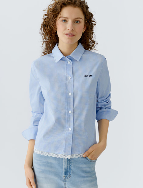 Blouse - combinaison tendance d'une longueur moderne avec un ourlet en dentelle doublé et un style classique preppy