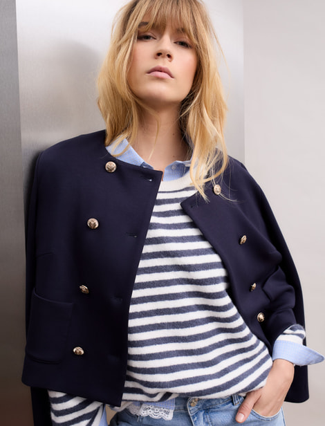 Blouse - combinaison tendance d'une longueur moderne avec un ourlet en dentelle doublé et un style classique preppy