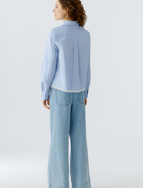 Blouse - combinaison tendance d'une longueur moderne avec un ourlet en dentelle doublé et un style classique preppy
