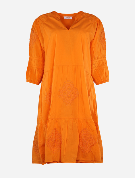 Robe col rond V inséré, manches 3/4, détails en broderie