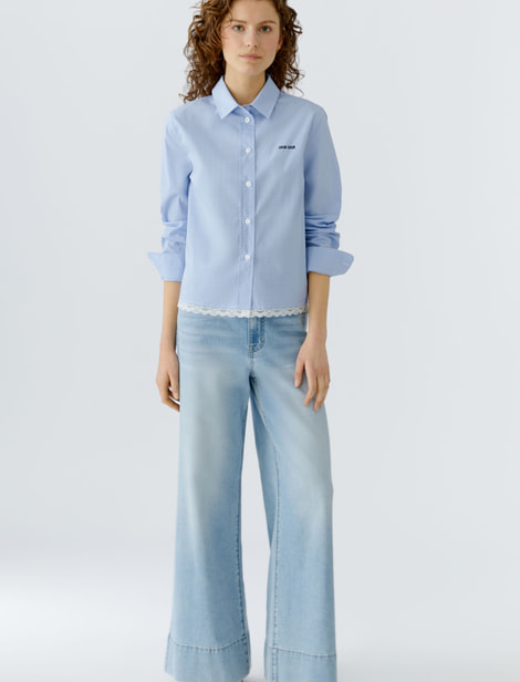 Blouse - combinaison tendance d'une longueur moderne avec un ourlet en dentelle doublé et un style classique preppy